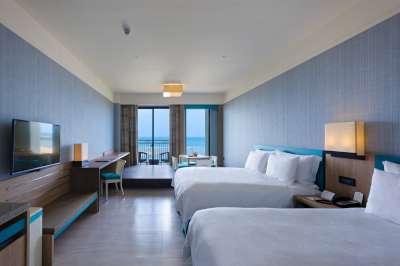福容大飯店-福隆備有寬敞的客房，讓你輕鬆將海景盡收眼裡