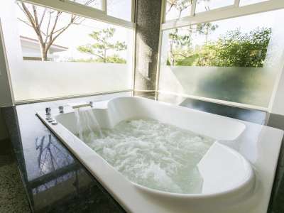 林桂園石泉會館的客房內皆擁有泥漿溫泉按摩浴缸