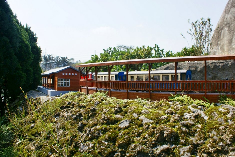 在小人國主題樂園能看見已走入歷史的阿里山森林鐵路「眠月線」石猴車站