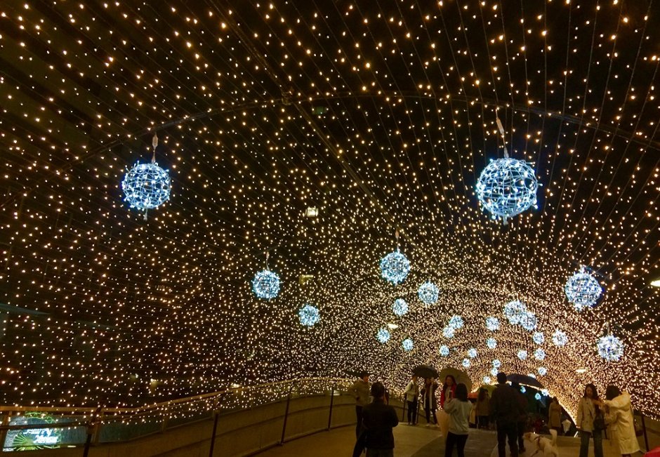 爵士廣場的浪漫燈海隧道是一大亮點