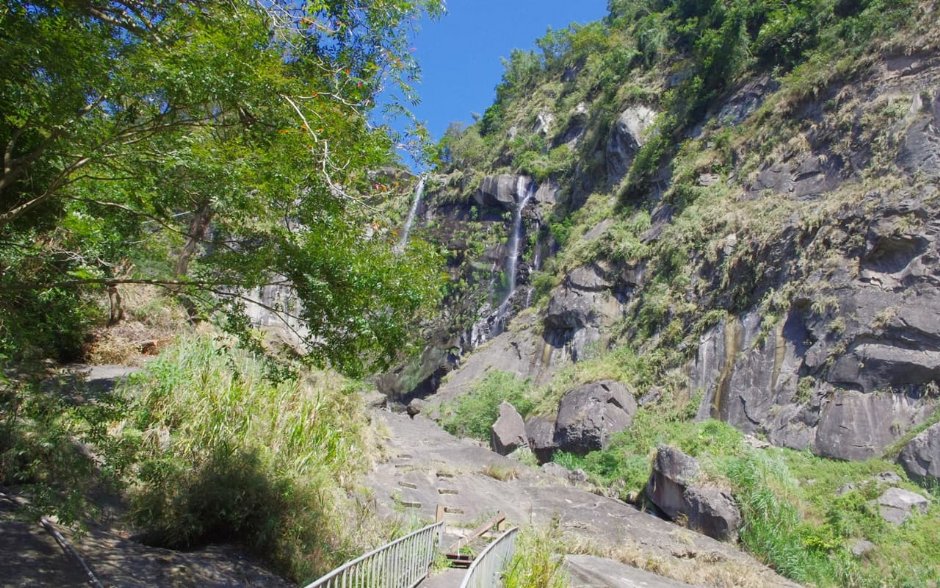 冬季的蓬萊瀑布水量少，遠看猶如曬衣服的竹篙