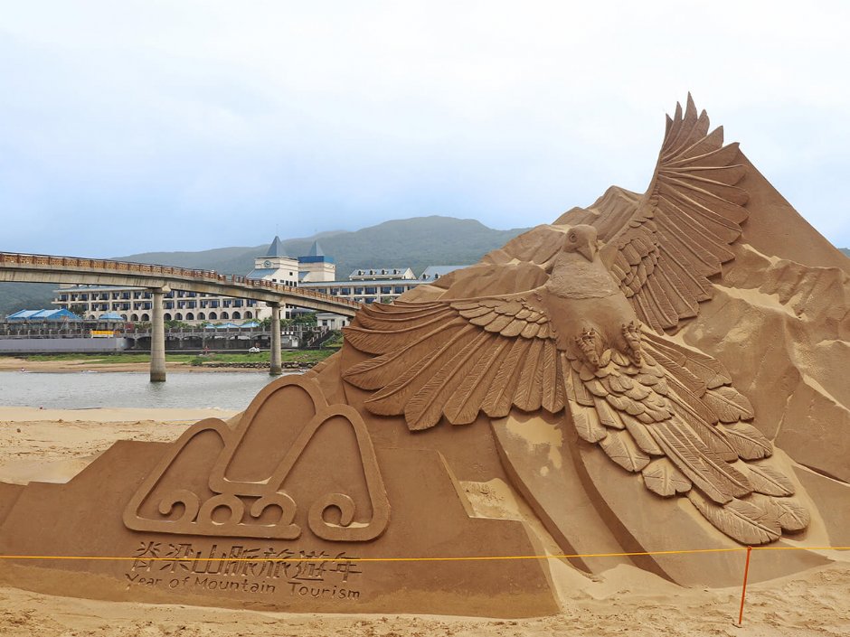 2020福隆沙雕藝術季結合「2020脊梁山脈旅遊年」之意象進行雕塑