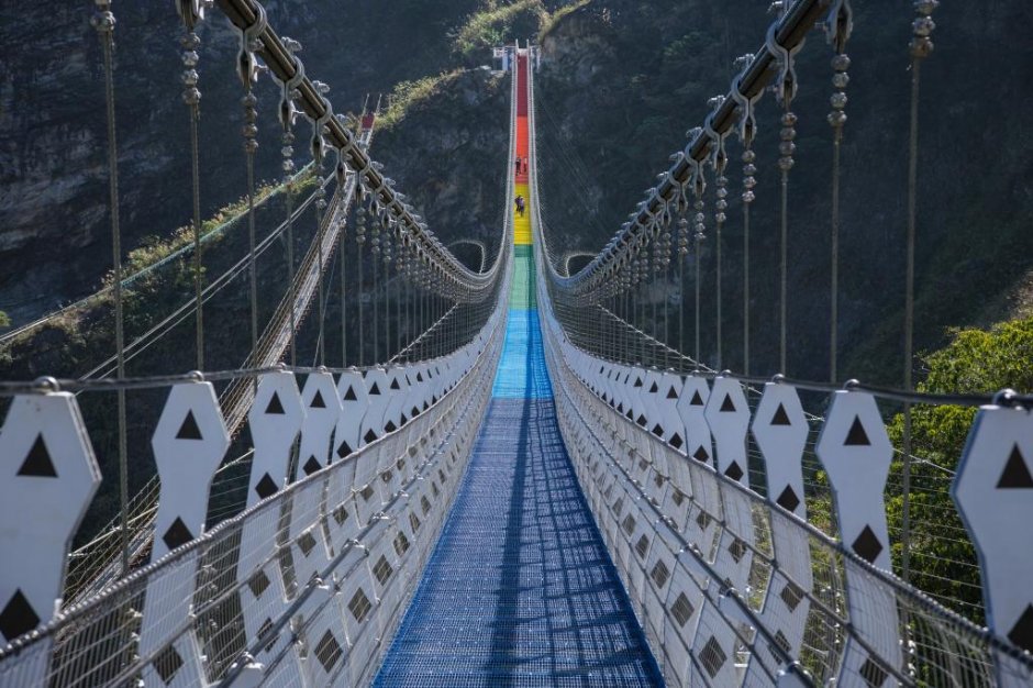 雙龍吊橋因橋面繪有彩虹的七種顏色又有「七彩吊橋」之稱
