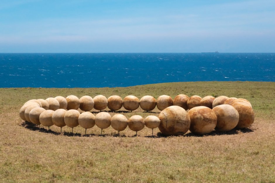 由日本藝術家《菅野麻依子》創作的「蓮」是首次展示於綠島的作品