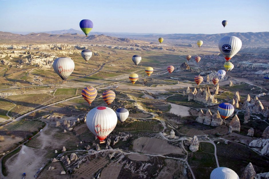在土耳其搭乘熱氣球從高空俯瞰卡帕多奇亞美景讓許多人非常嚮往