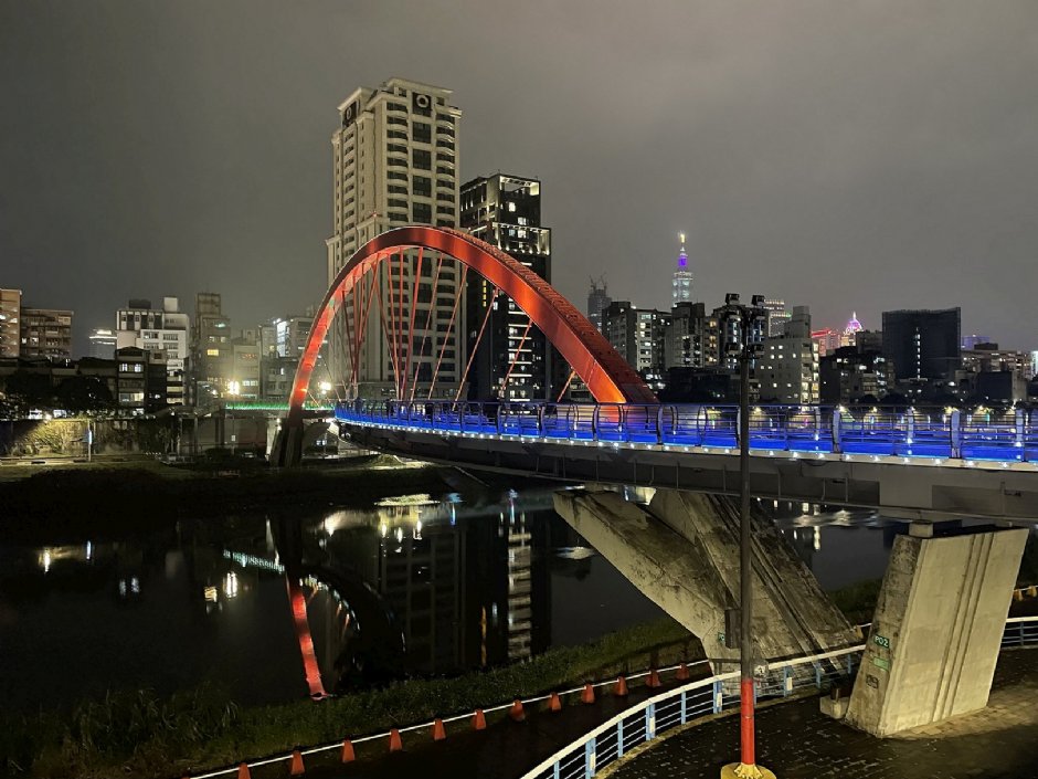 彩虹橋鄰近松山車站，全長167公尺橫跨基隆河