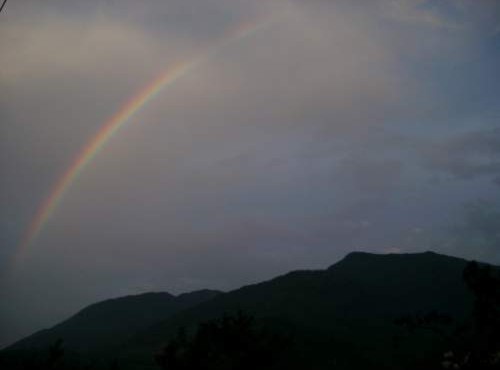 加羅湖-露出雲端的彩虹