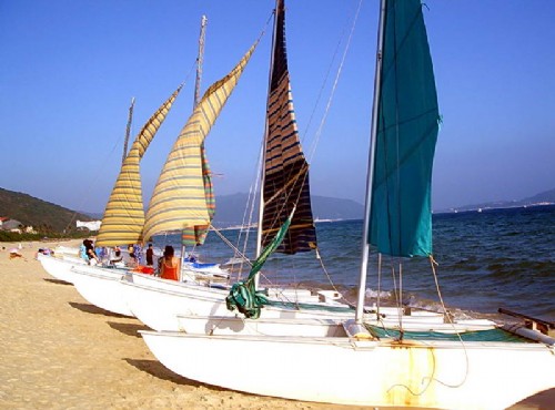 亞龍灣國家旅遊度假區-海岸帆船景色