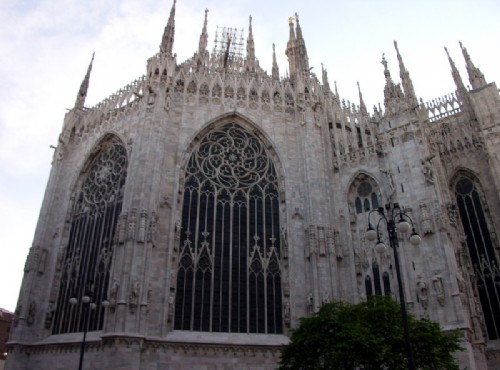 米蘭大教堂-拱頂由52根多柱體支撐