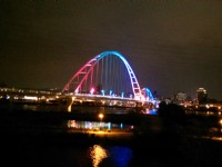 夜晚點燈之後的新月橋相當迷人<br/> 攝影：Eva隨手拍