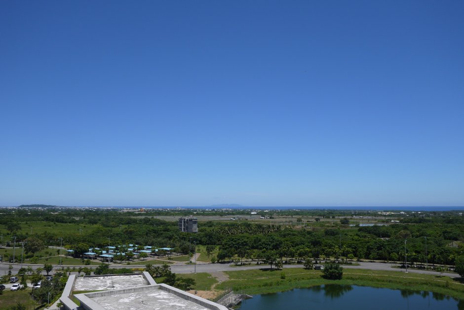 臺東大學圖書館樓頂遠眺綠島 攝影:旅遊王攝影組