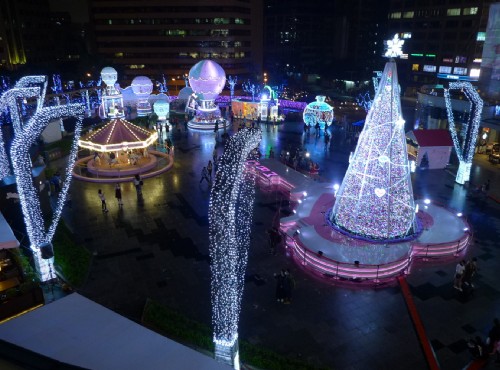 信義商圈的耶誕燈飾是台北一大特色/Eva隨手拍