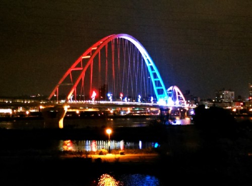 橫跨大漢溪的新月橋夜晚點燈後總吸引人駐足欣賞 / Eva隨手拍
