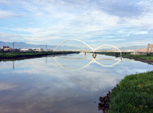 橫跨在大漢溪上的新月橋是台灣雙跨距最長鋼拱景觀橋 / Eva隨手拍